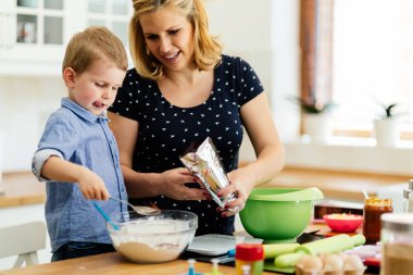 Anne ve çocuk mutfakta kurabiye hazırlama