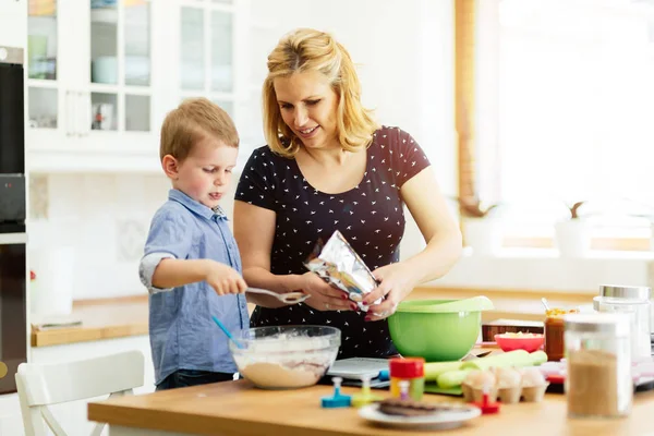 母亲和孩子准备在厨房里的饼干 — 图库照片