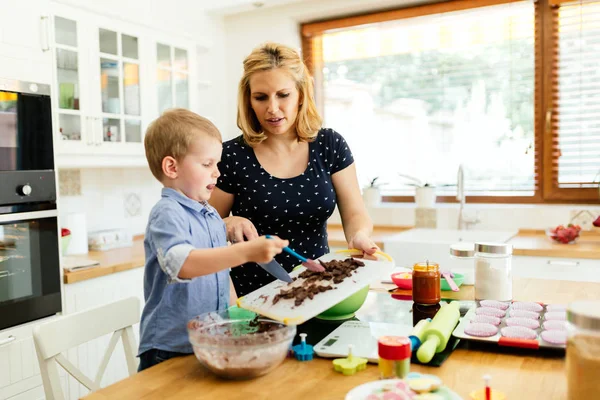 Дитина Допомагає Мамі Готувати Кекси Кухні — стокове фото