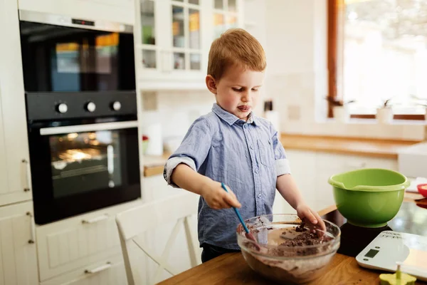 Şirin çocuk 2 yaşından beri bir şef olmak öğrenme