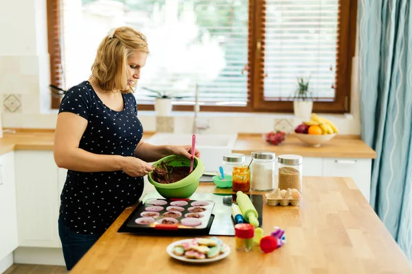 Hermosa Mujer Embarazada Preparando Magdalenas Cocina —  Fotos de Stock