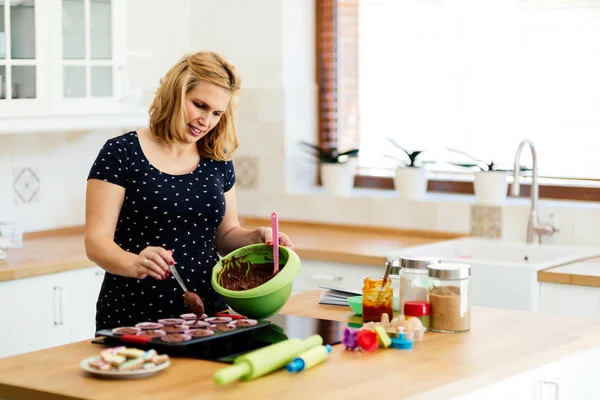 Hermosa Mujer Embarazada Preparando Magdalenas Cocina —  Fotos de Stock