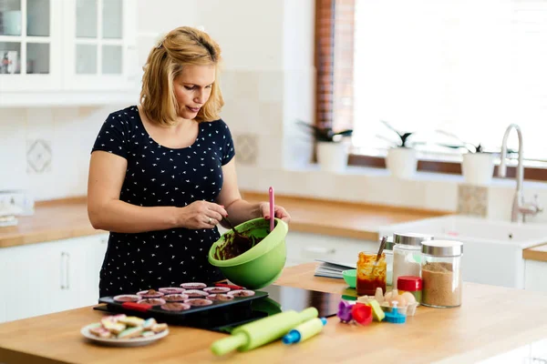 Hermosa Mujer Embarazada Hornear Magdalenas Cocina —  Fotos de Stock