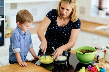 Şirin çocuk 2 yaşından beri bir şef olmak öğrenme