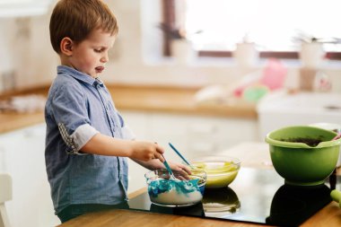 Şirin çocuk 2 yaşından beri bir şef olmak öğrenme