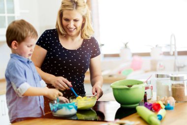 Anne ve çocuk mutfakta kurabiye hazırlama