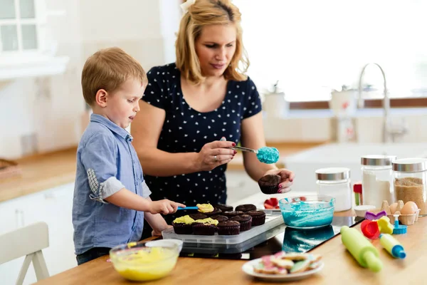 Inteligente Bonito Criança Ajudando Mãe Cozinha Preparar Biscoitos — Fotografia de Stock
