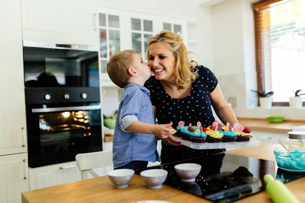 Roztomilé Dítě Vděčná Matka Při Přípravě Souborů Cookie Kuchyni — Stock fotografie