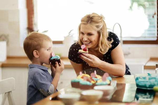 Glückliche Mutter Und Kind Der Küche Beim Plätzchenbacken — Stockfoto