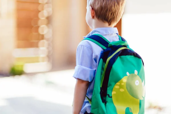 Bambino Che Lascia Casa Suo Primo Giorno Scuola Materna — Foto Stock