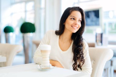 Çekici Bayan güzel bir kafede kahve içme