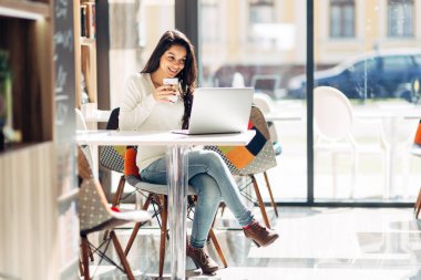 Esmer dizüstü eğitim ve kahve keyfini