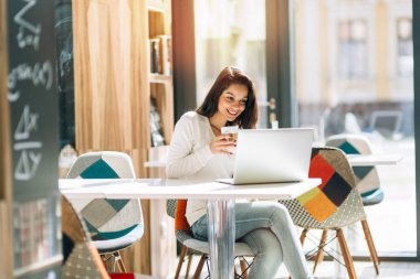 Kahve zevk ve dizüstü bilgisayar kullanarak güzel esmer