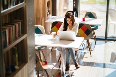 Güzel genç Şirin esmer dizüstü eğitim