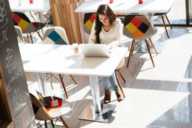 Güzel genç Şirin esmer dizüstü eğitim