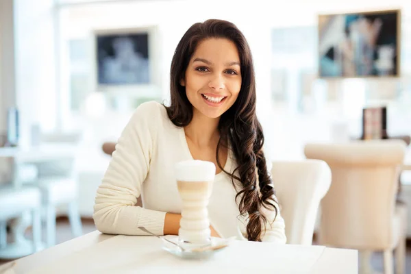 コーヒーを飲みながらカフェで美しい若いブルネットの肖像画 — ストック写真