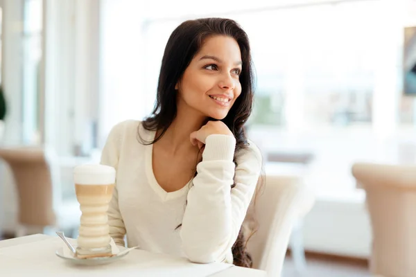 Retrato Una Hermosa Joven Morena Cafetería Tomando Café — Foto de Stock