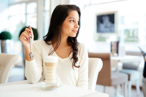 Hermosa Joven Linda Mujer Bebiendo Café Cafetería — Foto de Stock