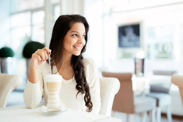 Mooie Jonge Leuke Vrouw Koffie Drinken Café — Stockfoto