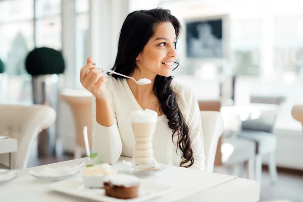カフェでコーヒーを飲みながら美しい若いかわいい女性 — ストック写真