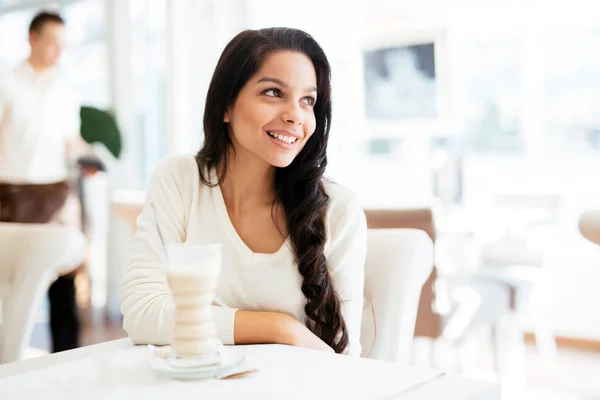 Hermosa Joven Linda Mujer Bebiendo Café Cafetería — Foto de Stock