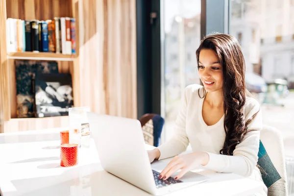 Vakker Ung Brunette Med Laptop Kafe – stockfoto