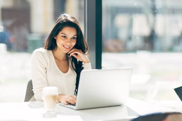 Vakker Ung Brunette Med Laptop Kafe – stockfoto