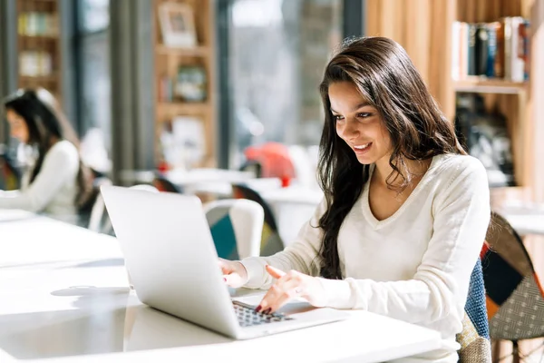 Bruneta Studiază Laptop Bucură Cafea — Fotografie, imagine de stoc