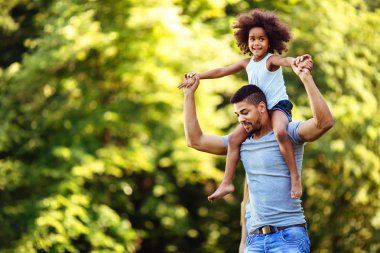 Genç Baba kızını doğada sırtında taşıyan portresi