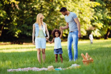 Mutlu genç çifti ile kızları doğada vakit