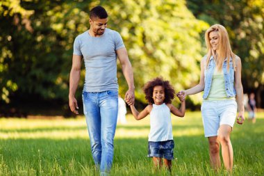 Mutlu genç çifti ile kızları doğada vakit