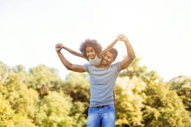 Genç Baba kızını doğada sırtında taşıyan portresi