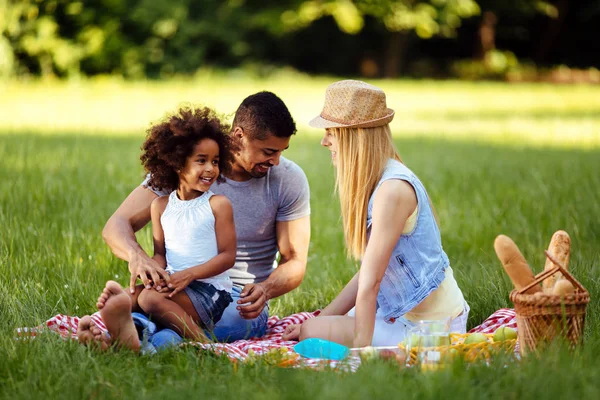 Imagem Casal Encantador Com Sua Filha Fazendo Piquenique Natureza — Fotografia de Stock