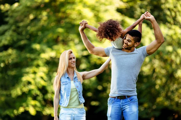 Image Jeune Couple Heureux Passant Temps Avec Leur Fille Campagne — Photo