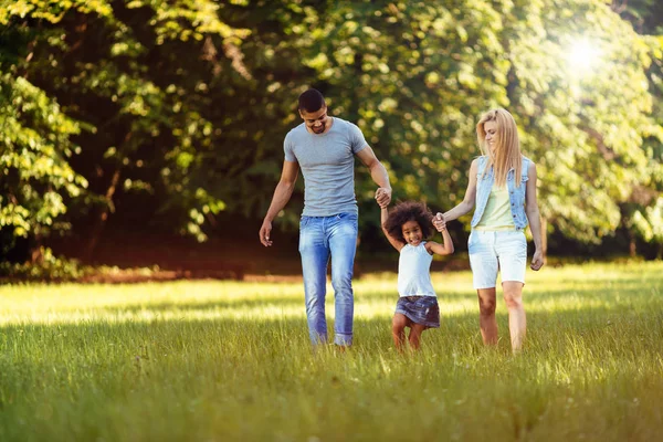 Glada Unga Par Spendera Tid Med Sin Dotter Naturen — Stockfoto