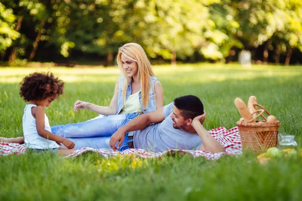 Imagem Casal Encantador Com Sua Filha Fazendo Piquenique Natureza — Fotografia de Stock