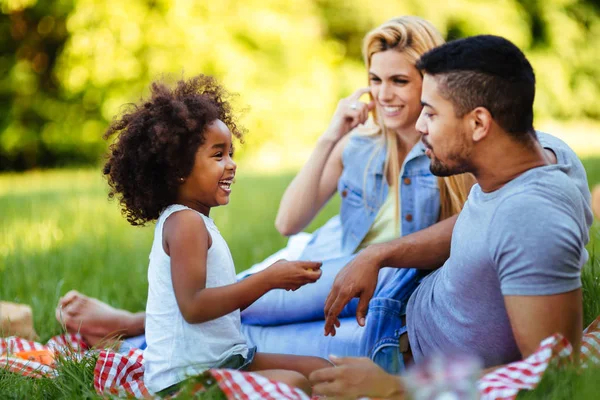 Lycklig Familj Kul Tid Tillsammans Picknick — Stockfoto