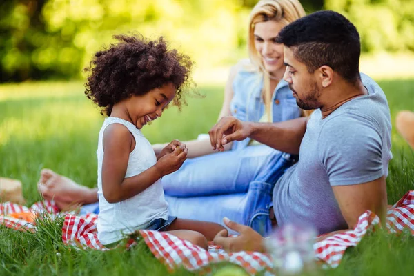 幸せな家族の楽しい時間を一緒にピクニックに — ストック写真
