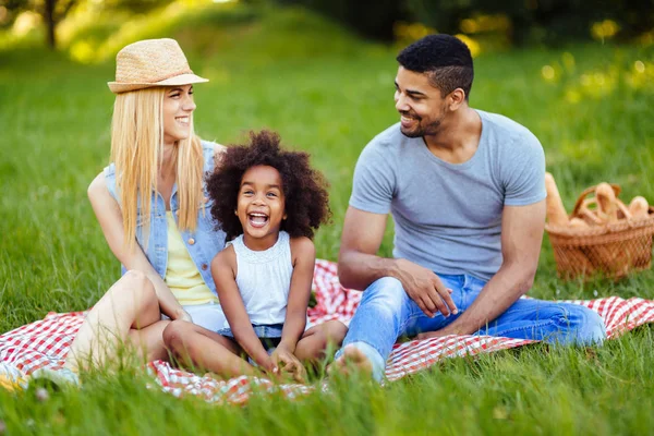 Bild Underbara Par Med Deras Dotter Picknick Naturen — Stockfoto