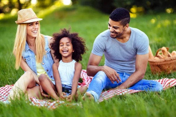 Foto Van Mooie Paar Met Hun Dochter Hebben Picnic Natuur — Stockfoto