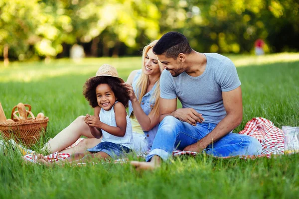 Foto Pareja Encantadora Con Hija Haciendo Picnic Naturaleza —  Fotos de Stock