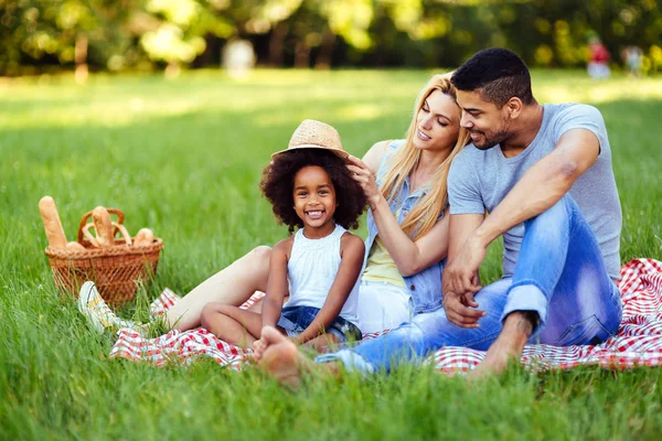 Imagem Casal Encantador Com Sua Filha Fazendo Piquenique Natureza — Fotografia de Stock