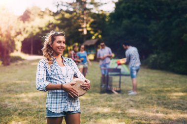 Arkadaş grubu doğada Barbekü eğleniyor davul çalmaya kadın