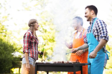 Mutlu gençler ormanda mangal keyfi