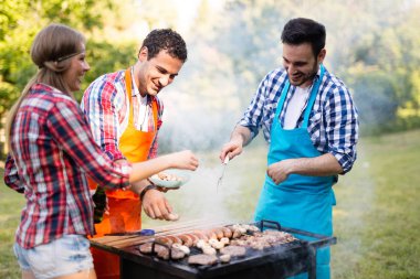 Arkadaşlar doğada barbekü partisi verip eğleniyorlar.