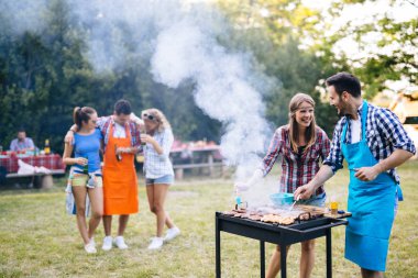 Genç insanların Barbekü doğada parti