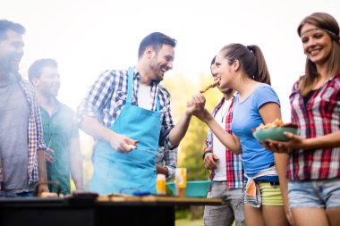 Gençler doğada bir Barbekü partisi