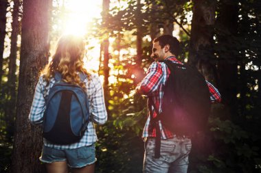 Orman için gidiş yürüyüş yapan arkadaşlar backpacking grup trekking