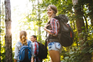 Ormanda yürüyüş insanlar