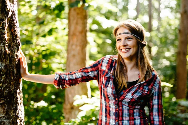 森のハイキングかなりバックパッカーの女性の肖像 — ストック写真